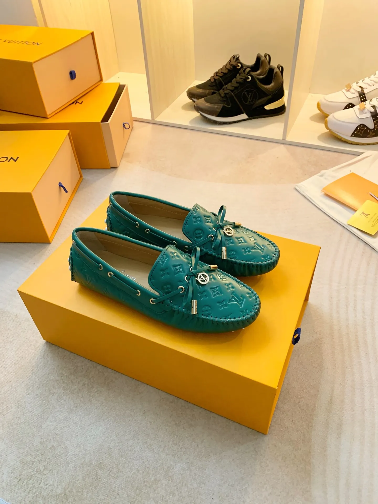p460💰Couple model❤️🇫🇷 𝙇𝙤𝙪𝙞𝙨 𝙑𝙪𝙞𝙩𝙩𝙤𝙣 🇫🇷Louis Vuitton 2023 Classic𝓛𝓿 𝓣𝓻𝓪𝓲𝓷𝓮𝓻 Sports Series ➪➪➪¯ [Arizona Doudou Shoes Series] ▪️▪️▪️Arizona slip-on shoes are made of Monogram Eclipse canvas. Its hand-painted and dyed edges and hand-sewn uppers fully demonstrate Louis Vuitton's traditional shoemaking craftsmanship. This slip-on shoe is very lightweight. The integrated tongue and upper make it particularly comfortable and flexible. The soft outsole is equipped with rubber padding. Decorated with matching sash. Detailed features: ☑️Monogram Eclipse canvas ☑️Black Eclipse pattern ☑️Hand-painted shoe edges ☑️Hand-sewn uppers (each pair takes time to process) ☑️Integrated tongue and upper construction ☑️Outsole equipped with rubber lining ☑️size: 35_46